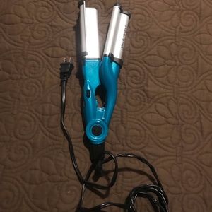 Bed head wave artist